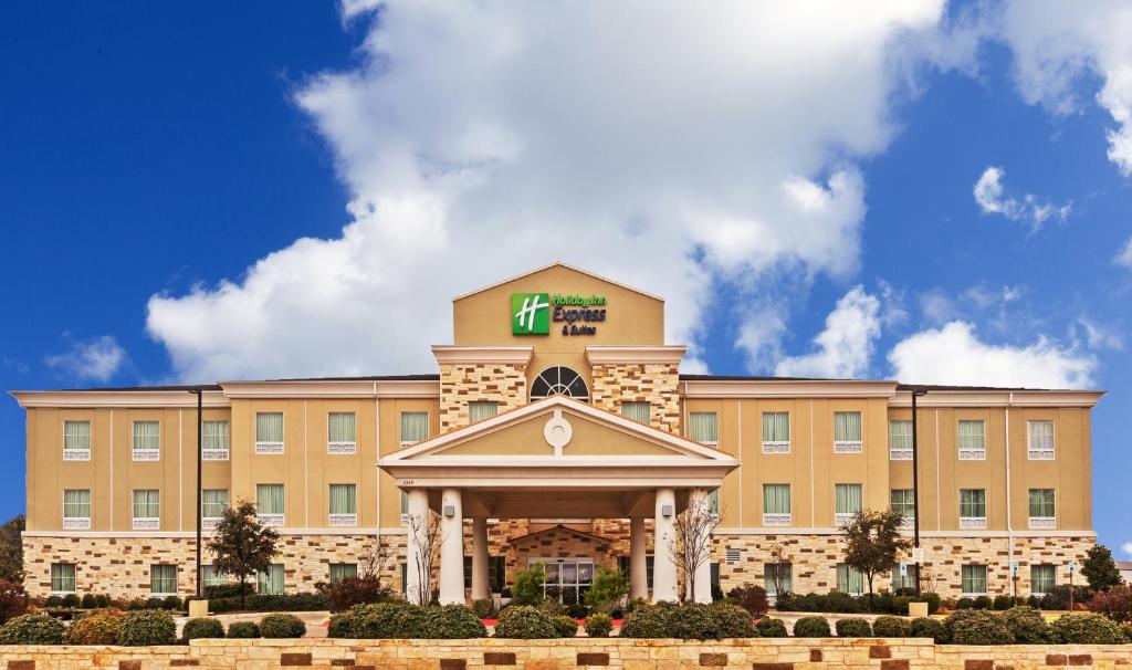 Holiday Inn Express & Suites Brady an IHG Hotel Main image 1