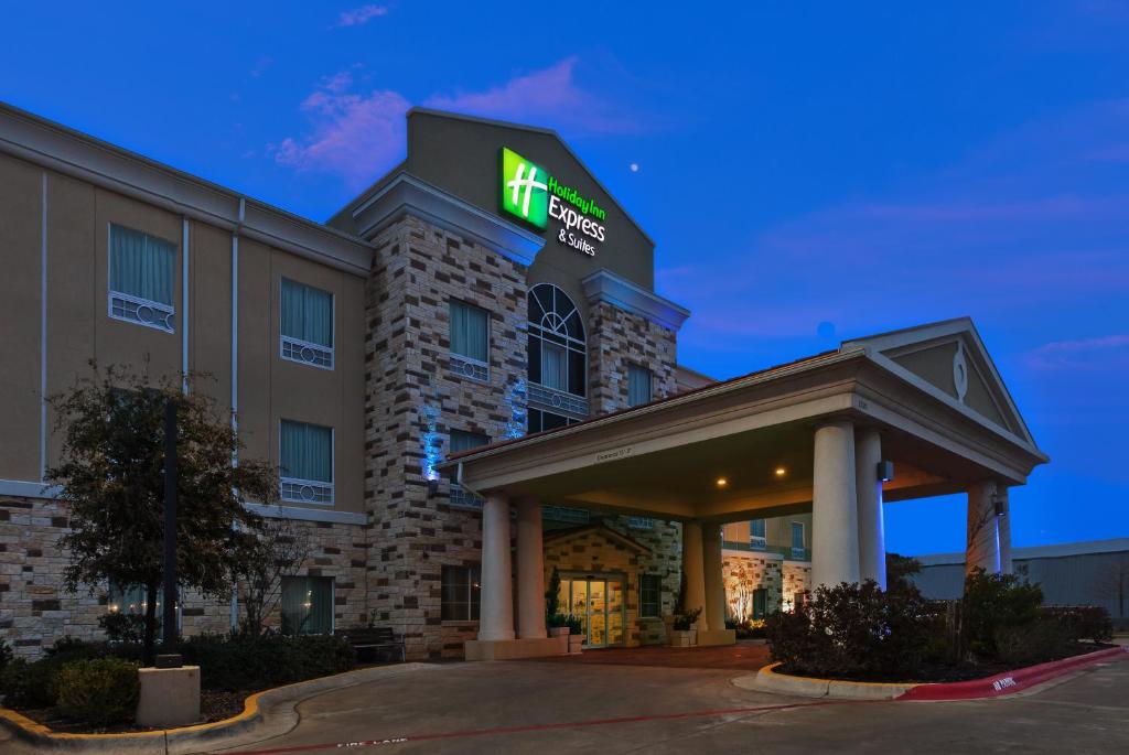 Holiday Inn Express & Suites Brady an IHG Hotel Main image 2